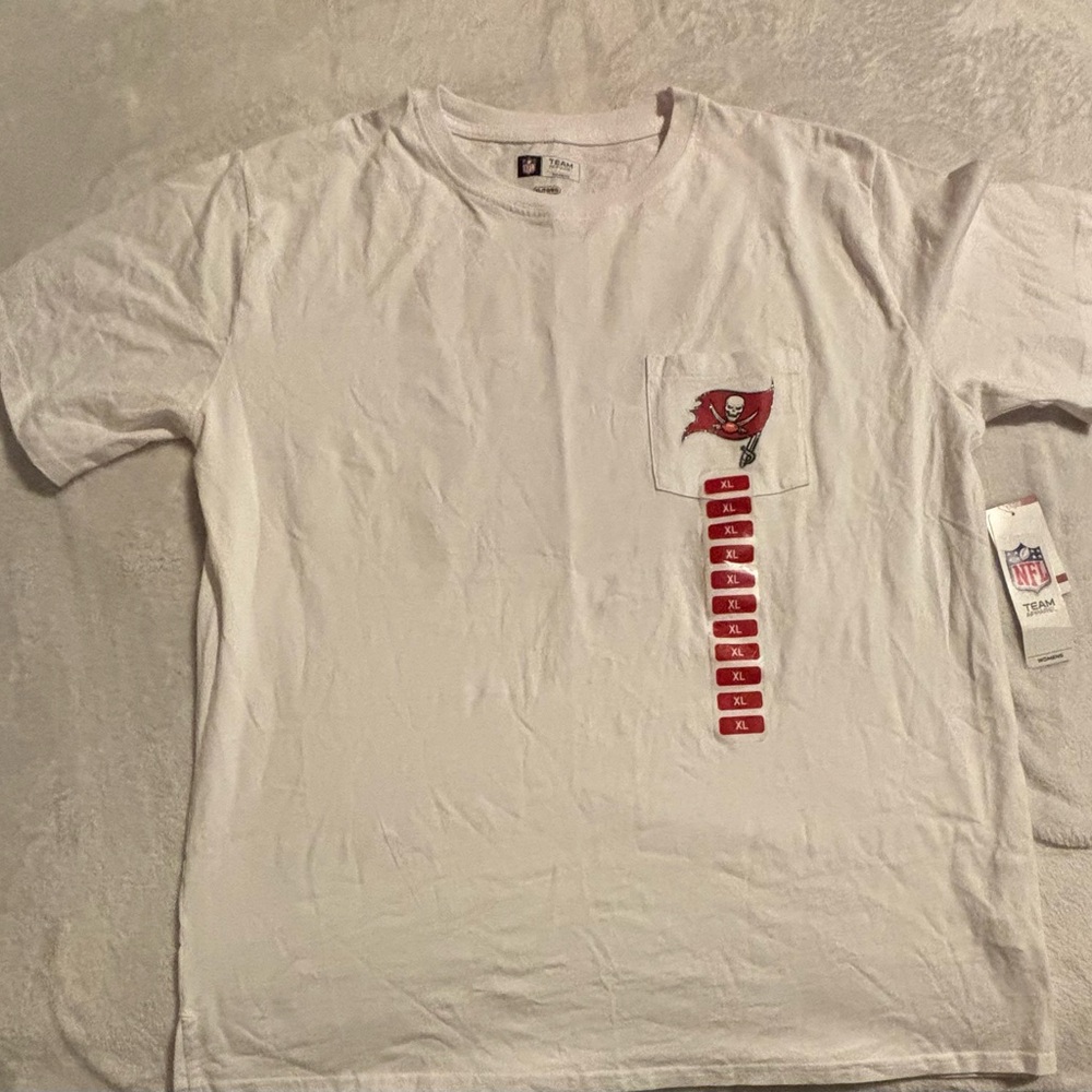 NWT Tampa Bay Buccaneers Women’s White T-Shirt with Glitter Lettering